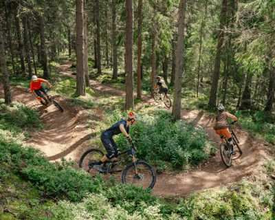 En XC mountainbike guide och instruktör gör stigcyklingen och upplevelsen bättre.