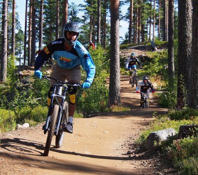 Introduktionskurs i mountainbike downhill i Järvsö Bergscykelpark.
